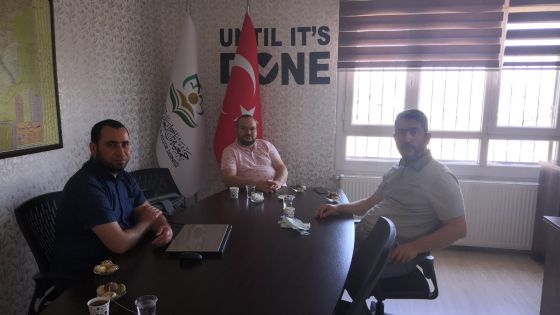 المنسق العام للشؤون الدينية التركية في المناطق المحررة يزور إدارة جمعية تاج في غازي عنتاب