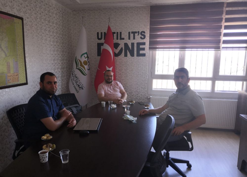 المنسق العام للشؤون الدينية التركية في المناطق المحررة يزور إدارة جمعية تاج في غازي عنتاب